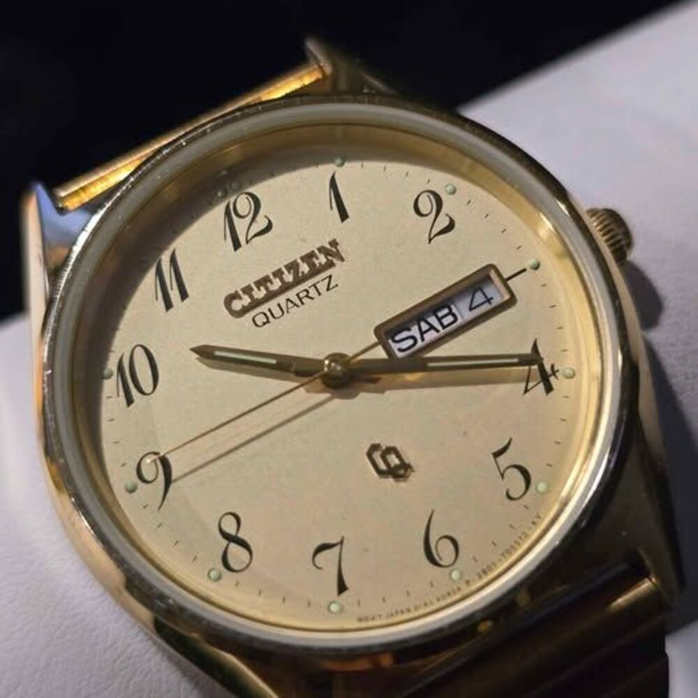 Vintage day/date Citizen goldtone quartz watch